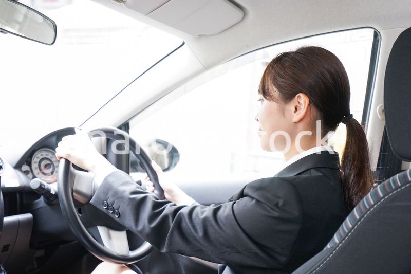 車で外回り営業をする女性