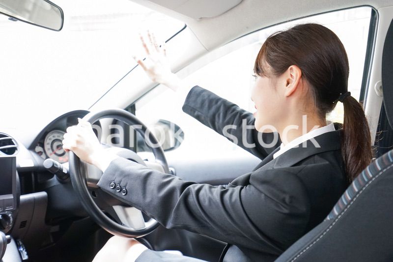 車で外回り営業をする女性