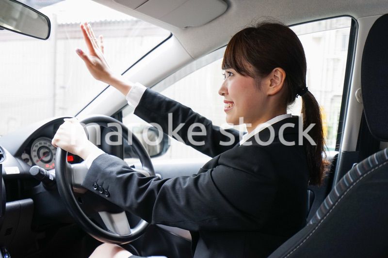 車で外回り営業をする女性