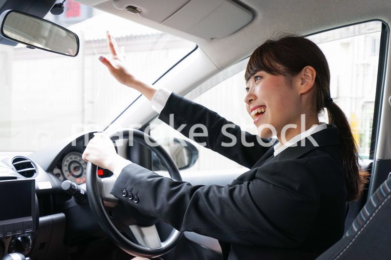 車で外回り営業をする女性