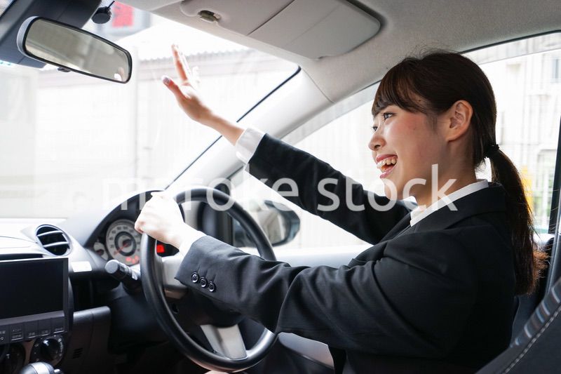 車で外回り営業をする女性