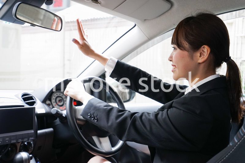 車で外回り営業をする女性