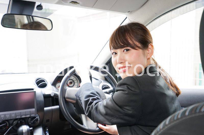 車で外回り営業をする女性