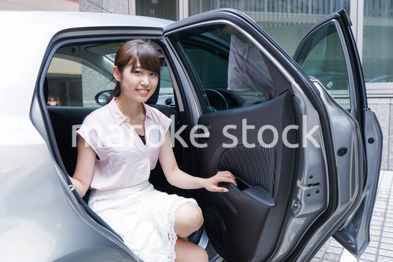 車から降りる女性