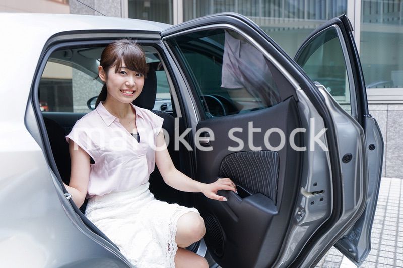 車から降りる女性