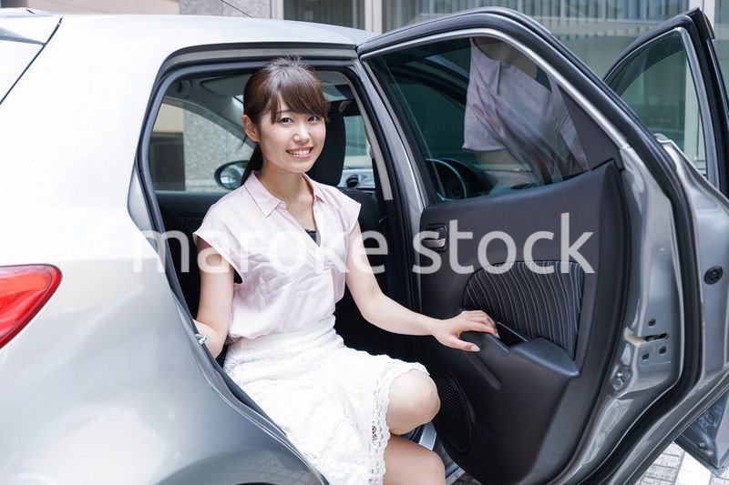 車から降りる女性