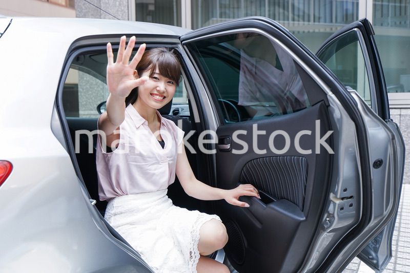 車から降りる女性