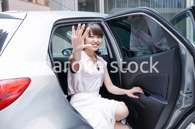 車から降りる女性