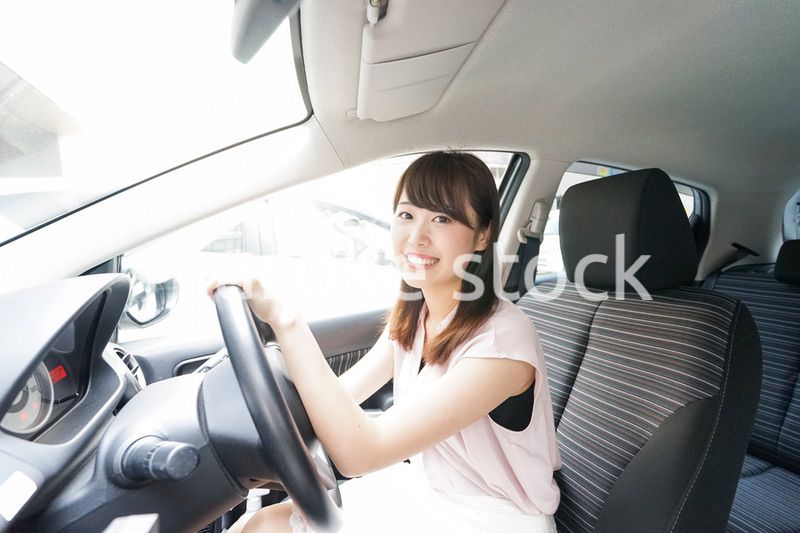 車を運転する若い日本人女性