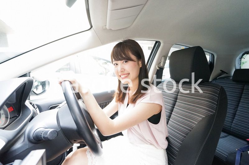 車を運転する若い日本人女性