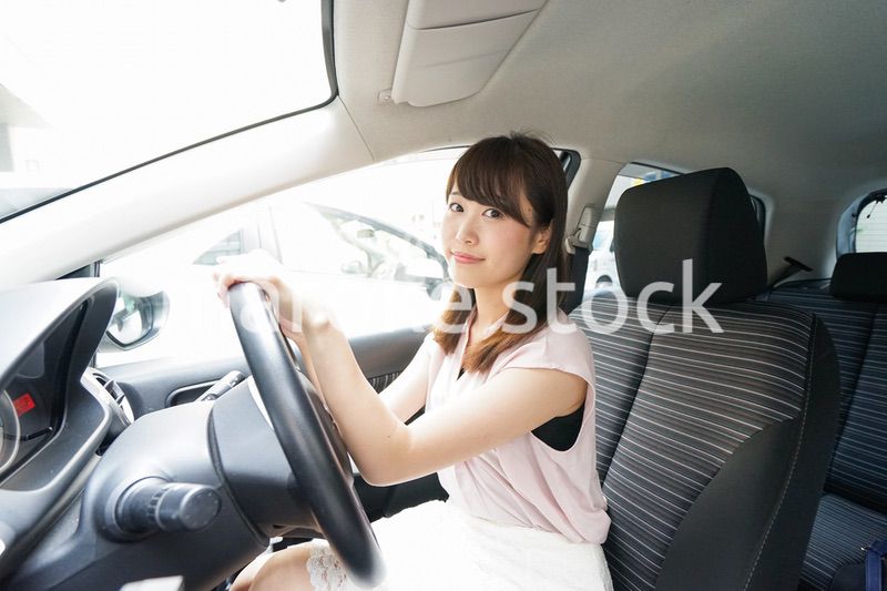 車を運転する若い日本人女性