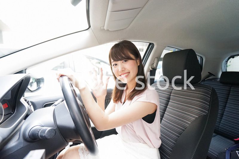車を運転する若い日本人女性