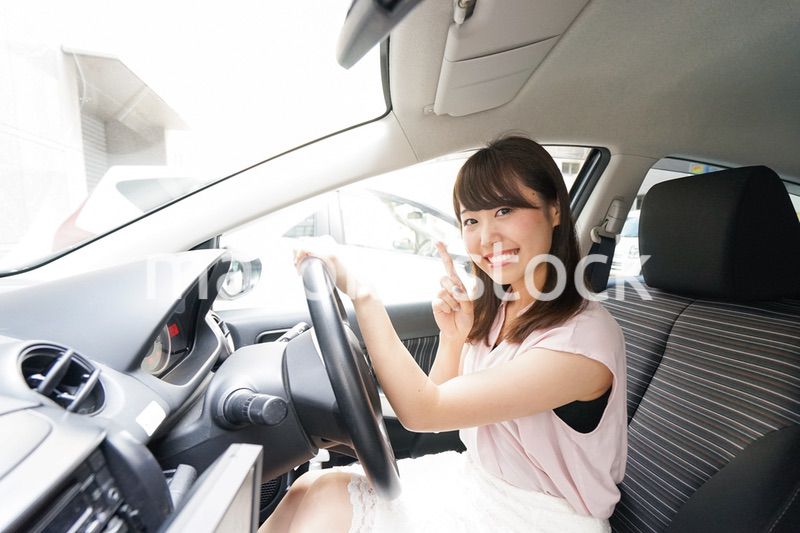 車を運転する若い日本人女性