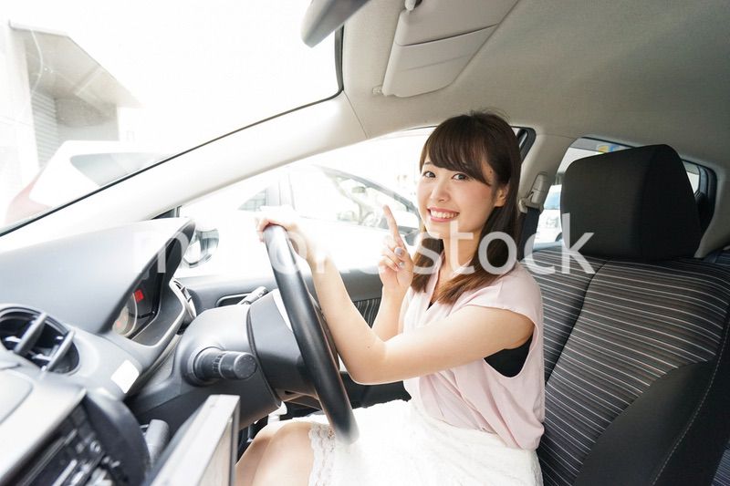 車を運転する若い日本人女性