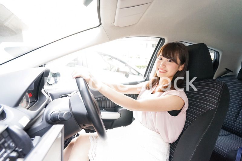 車を運転する若い日本人女性