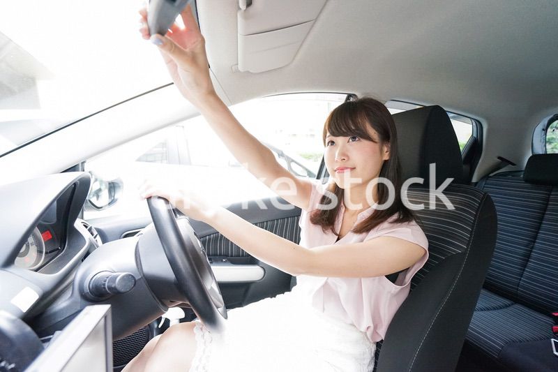 バックミラーで安全確認をするドライバー