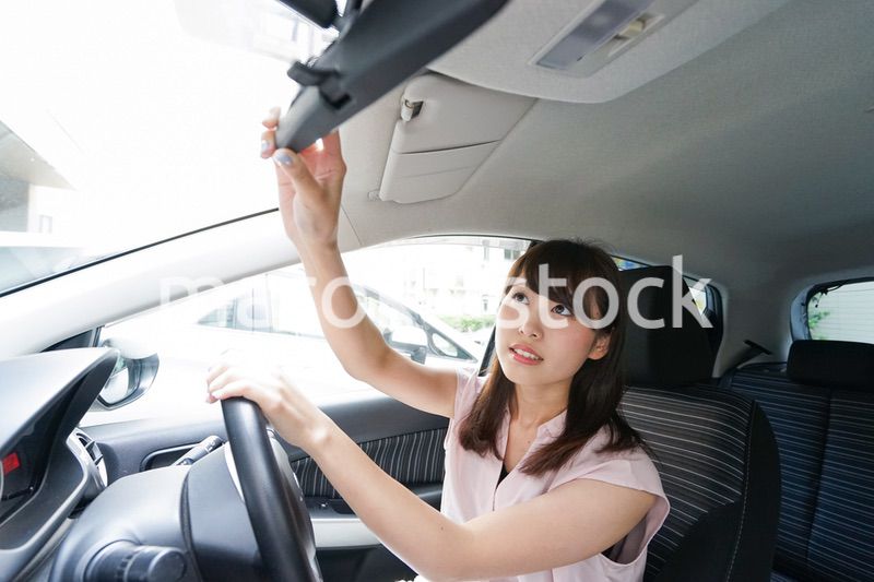 バックミラーで安全確認をするドライバー