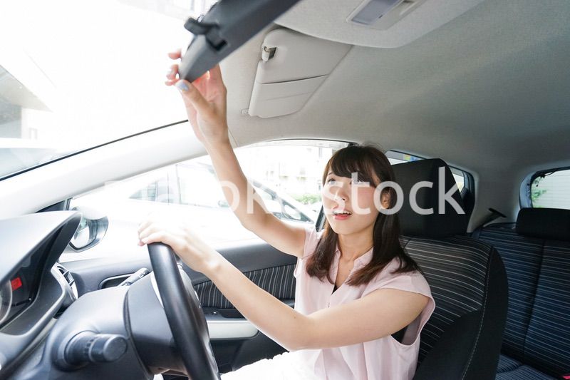 バックミラーで安全確認をするドライバー