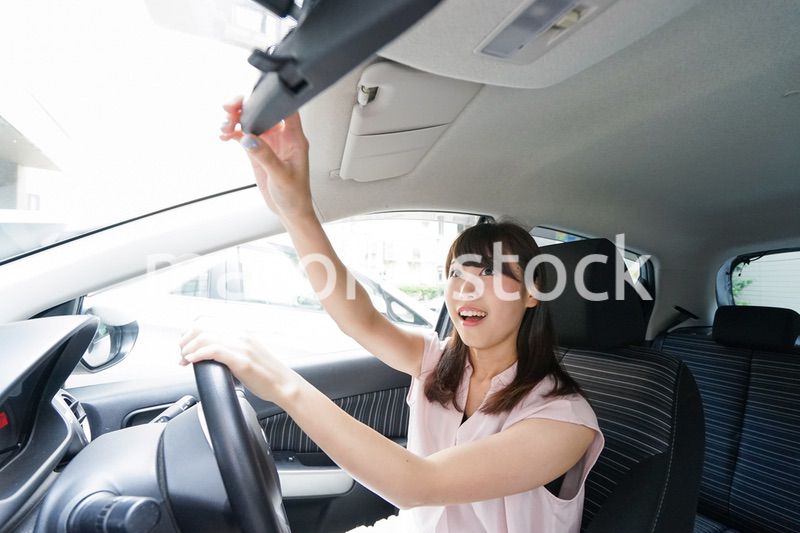 バックミラーで安全確認をするドライバー