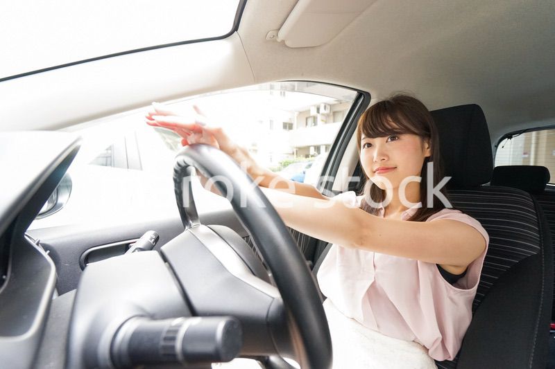 車を運転する若い日本人女性