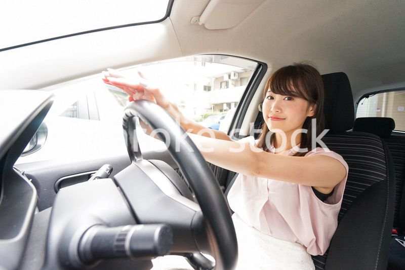 車を運転する若い日本人女性