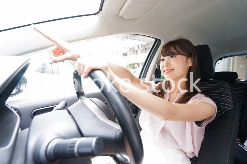 指をさす女性ドライバー