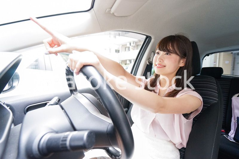 指をさす女性ドライバー