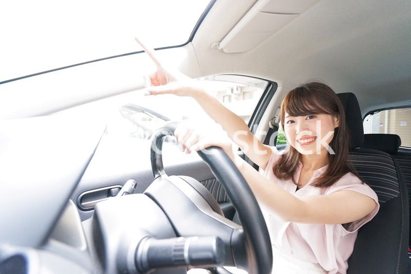 指をさす女性ドライバー