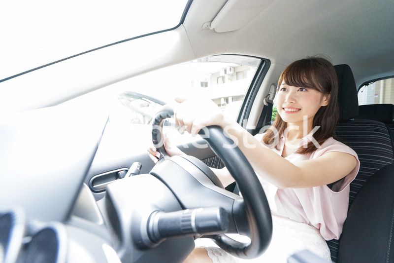 車を運転する若い日本人女性