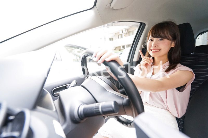 指をさす女性ドライバー
