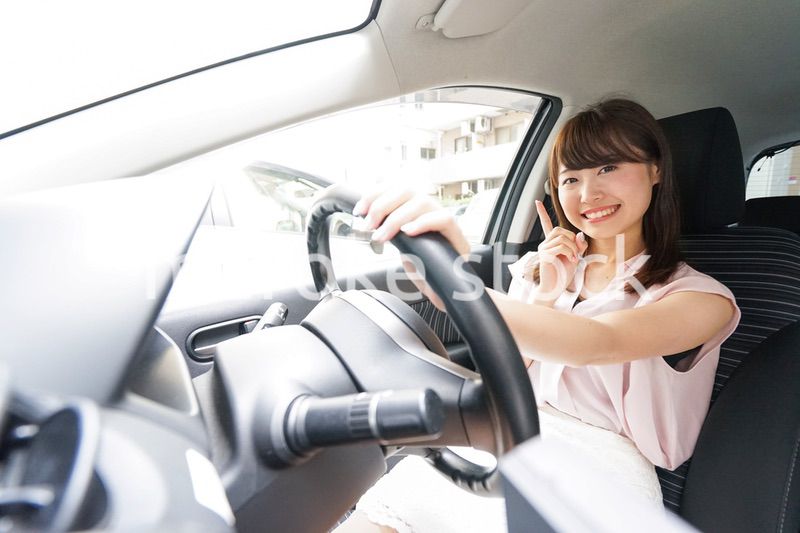 指をさす女性ドライバー