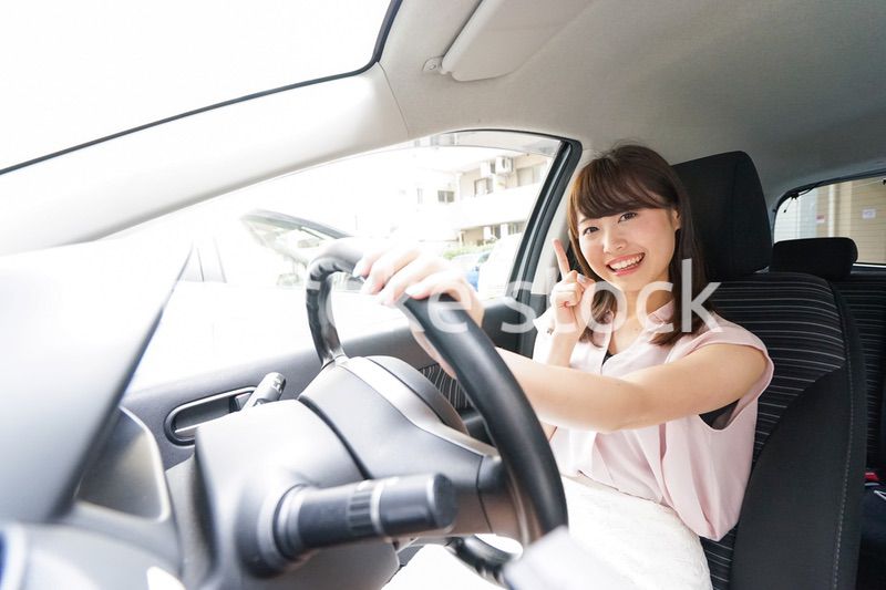 指をさす女性ドライバー