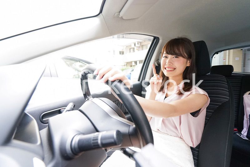 指をさす女性ドライバー