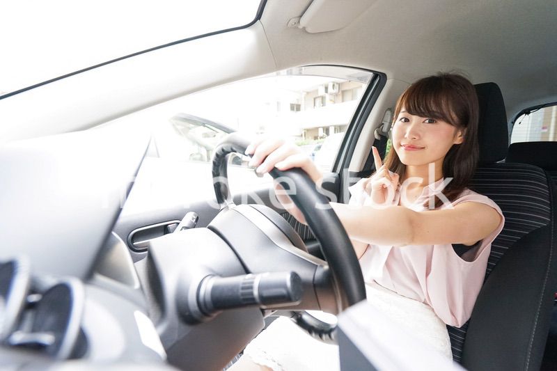 指をさす女性ドライバー