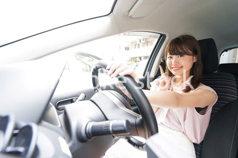 指をさす女性ドライバー