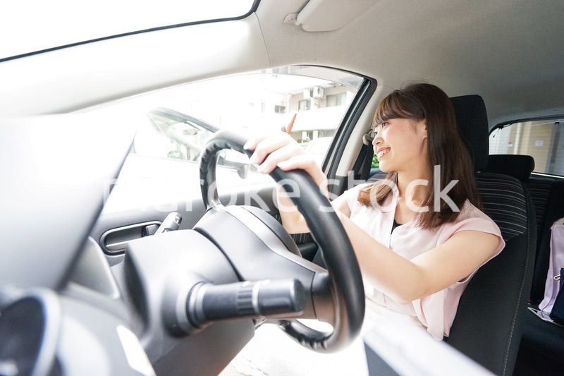 手を振る女性ドライバー