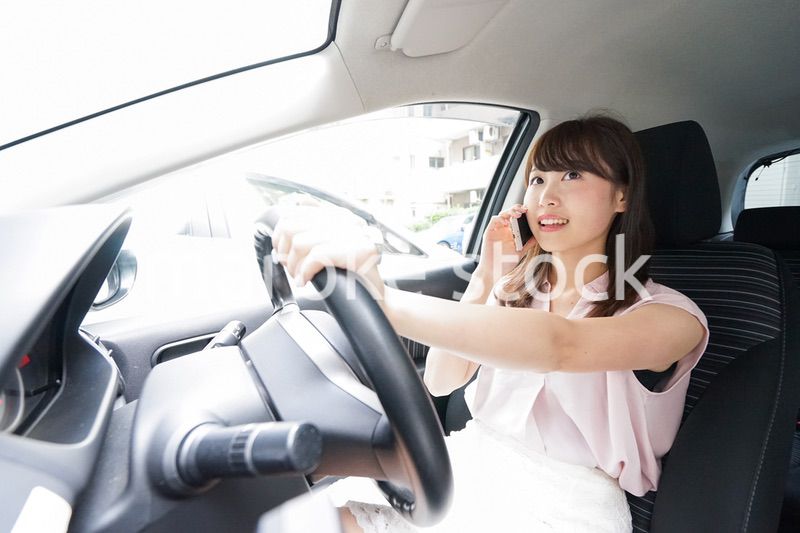 スマホを使いながら運転する女性