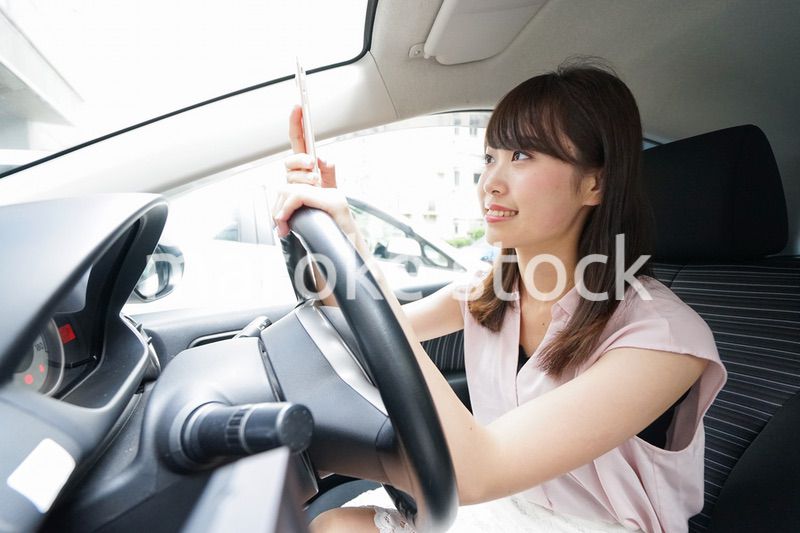 スマホを使いながら運転する女性