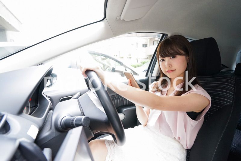スマホを使いながら運転する女性