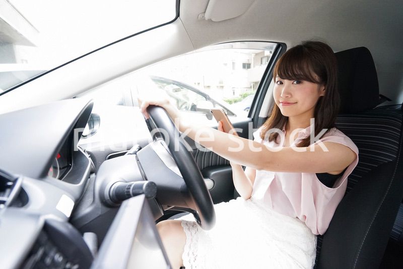 スマホを使いながら運転する女性