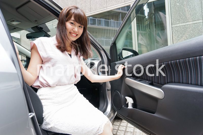 車から降りる女性