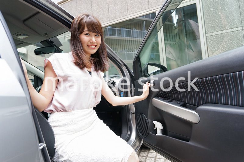 車から降りる女性
