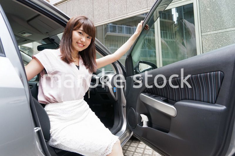 車から降りる女性