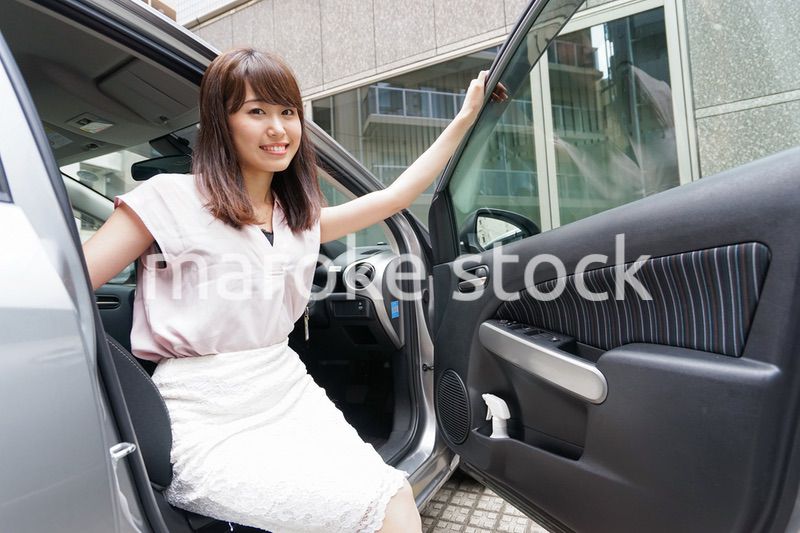 車から降りる女性