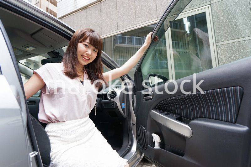 車から降りる女性