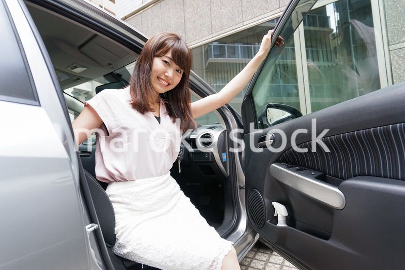 車から降りる女性
