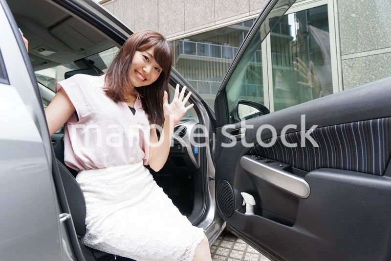車から降りる女性