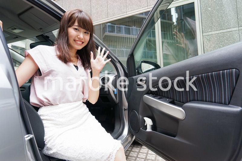 車から降りる女性