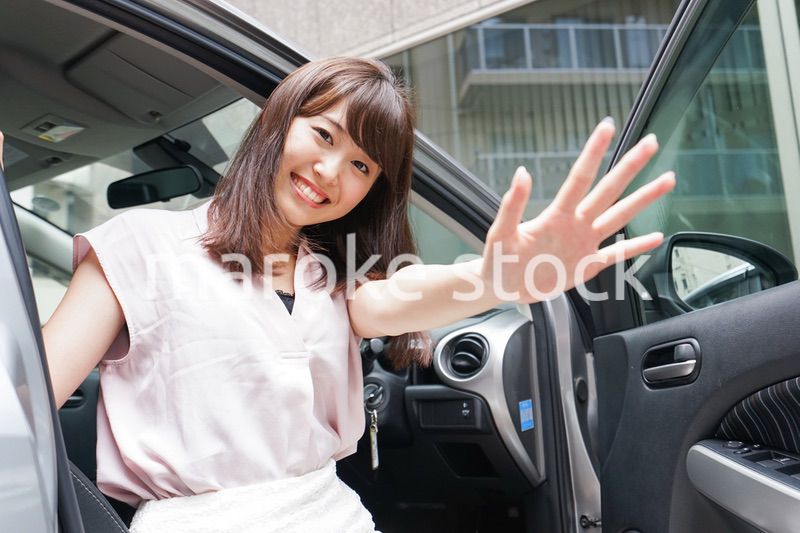 車から降りる女性