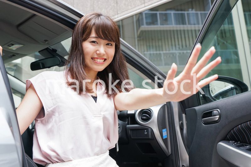 車から降りる女性